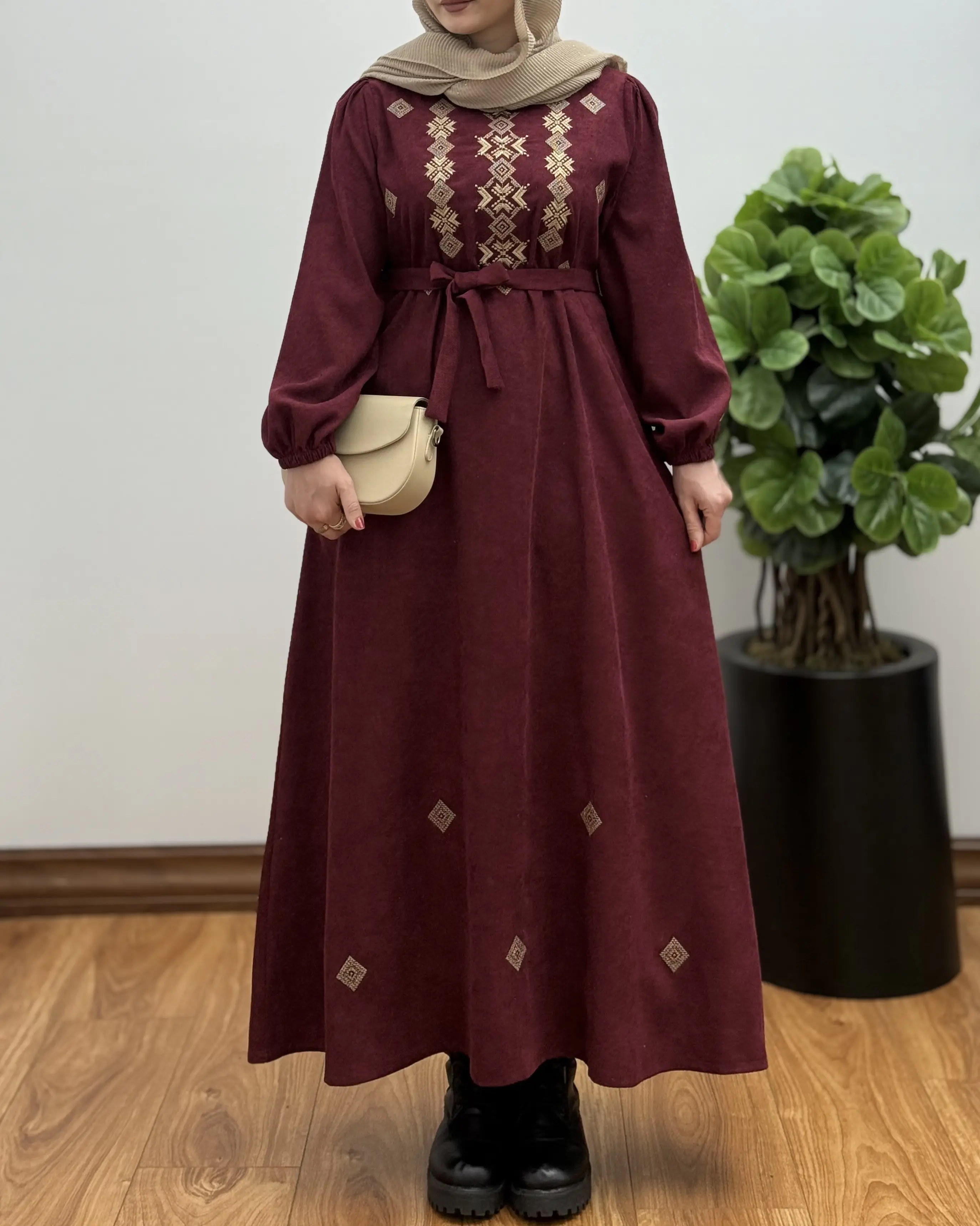ست کردن لباس با رنگ زرشکی